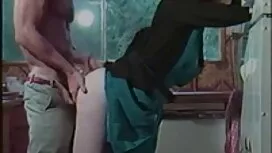 Nuori seksi keittiös ...