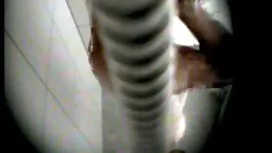 Tyttö strippaamassa  ...