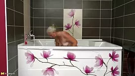 Tyttö, mustia ihmisi ...