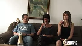 Blondi istuu sohvan  ...